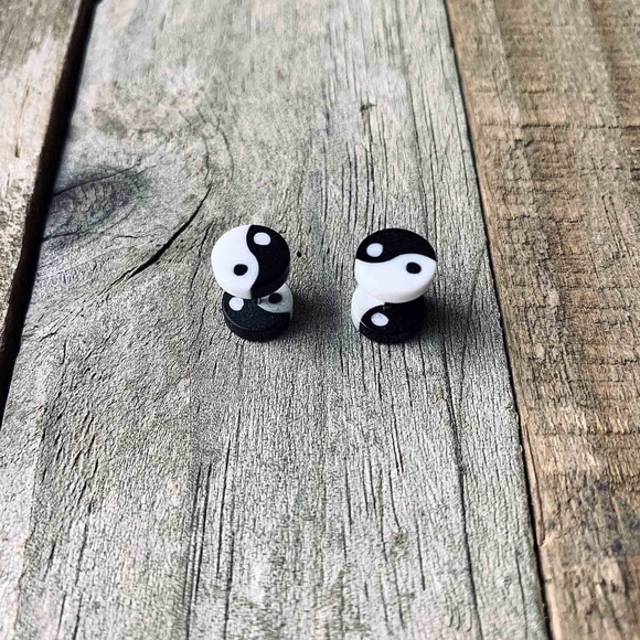 Men's Stud Earrings. - Picture 2 of 5
